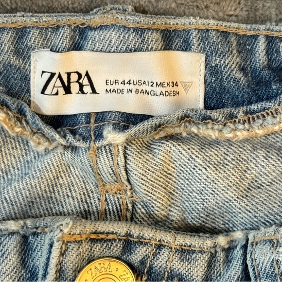 Zara Light Blue Denim Jeans
#1289 - Picture 4 of 5